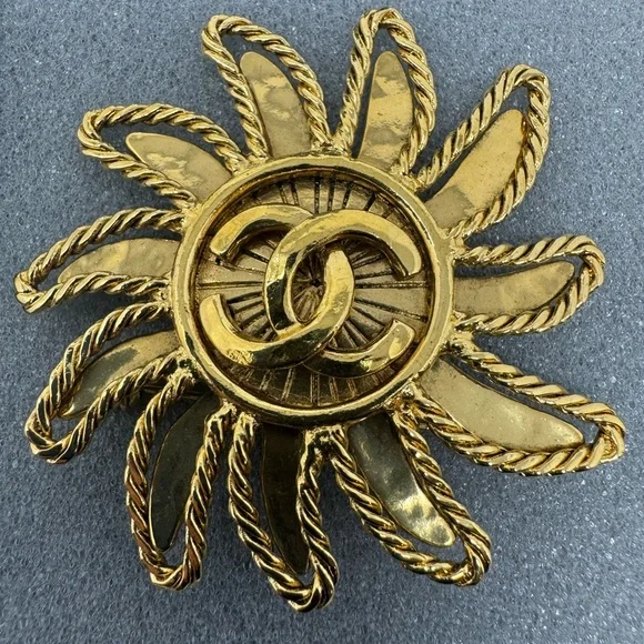 💯Authentic CHANEL Pre-Owned 1986-1988 sun motif CC brooch - Picture 2 of 4